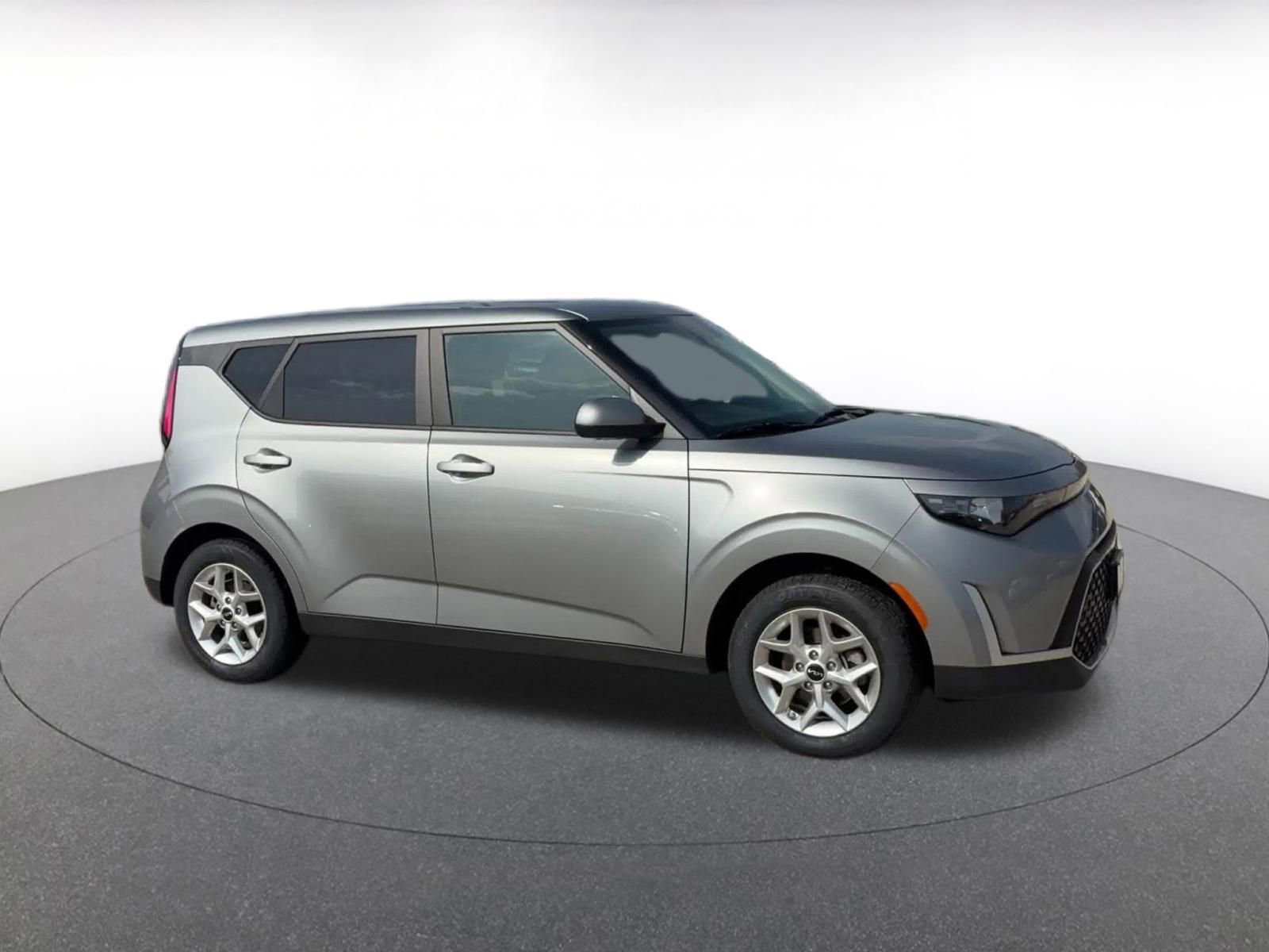 Used 2025 Kia Soul LX w/ LX Technology Package FWD image 2
