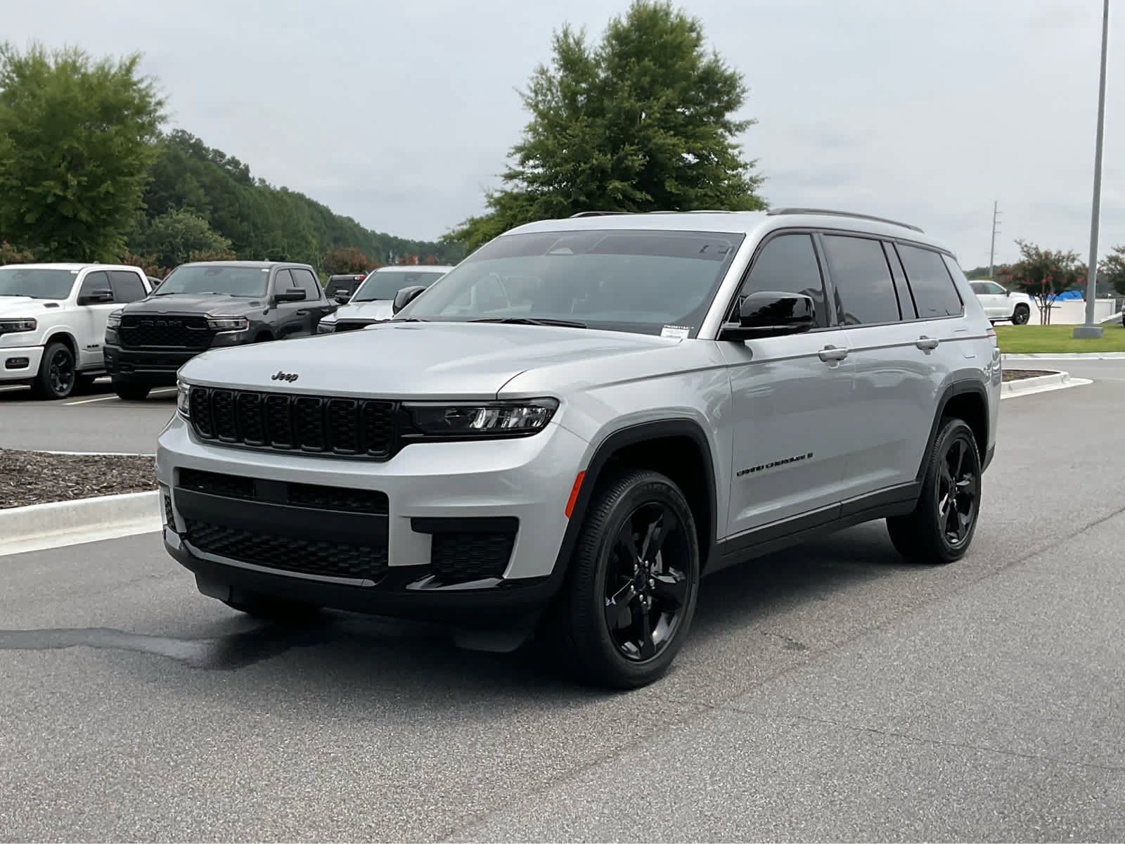 Used 2023 Jeep Grand Cherokee L Laredo RWD image 9