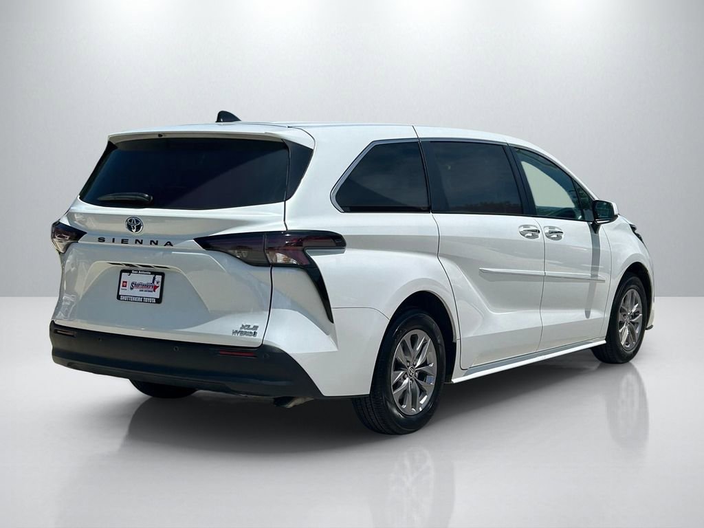 Used 2023 Toyota Sienna XLE FWD image 5