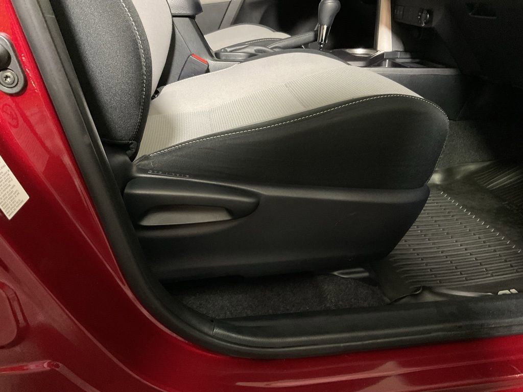 Used 2018 Toyota RAV4 LE AWD/4WD image 38