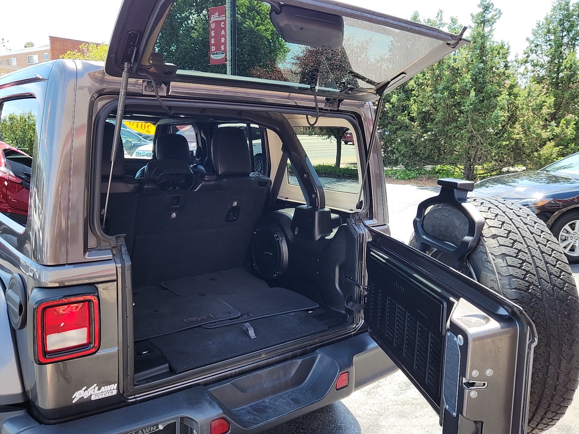Used 2018 Jeep Wrangler Unlimited Sahara AWD/4WD image 26
