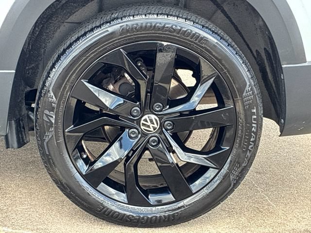 Used 2024 Volkswagen Taos SE w/ Panoramic Sunroof Package FWD image 31
