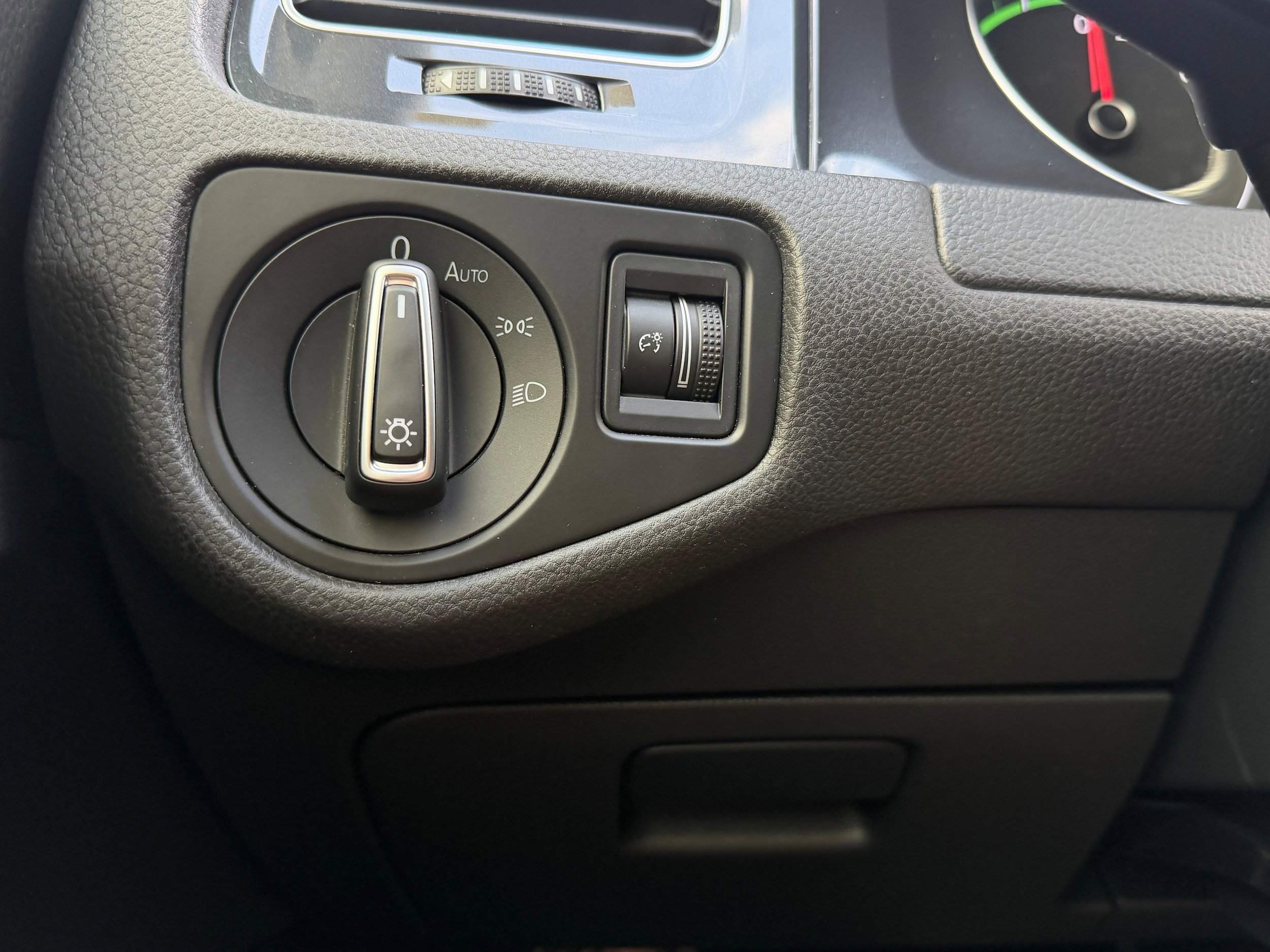 Used 2019 Volkswagen e-Golf SE FWD image 21