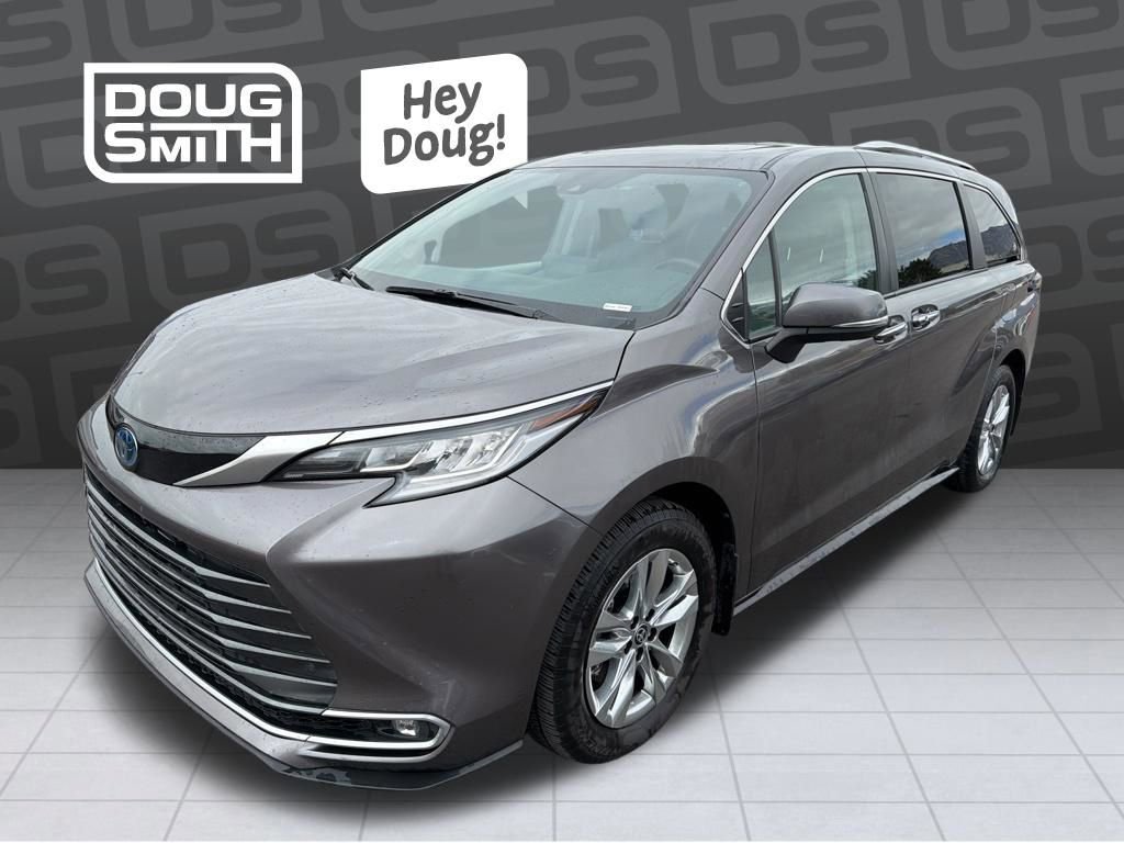 Used 2023 Toyota Sienna Limited image 1