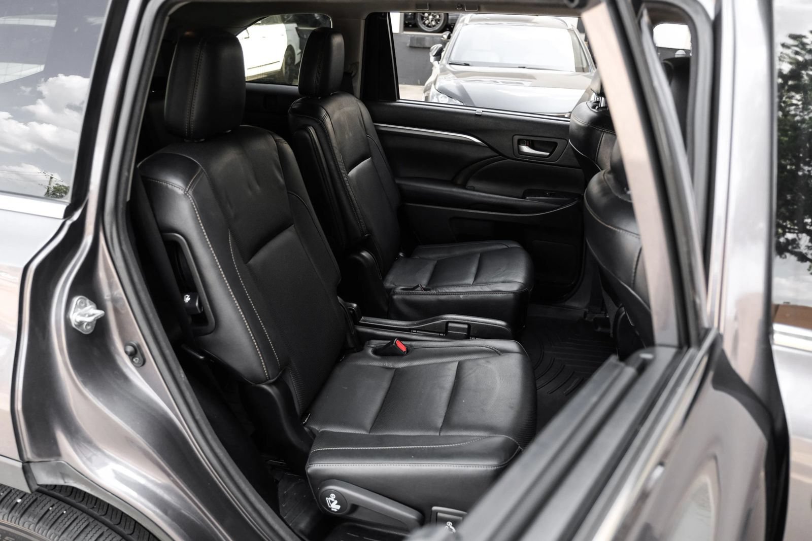 Used 2017 Toyota Highlander Limited Platinum FWD image 34