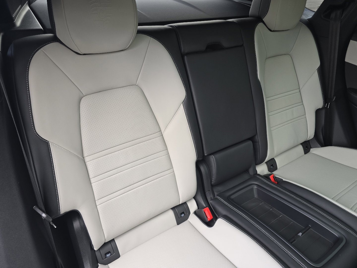 Used 2026 Porsche Cayenne Coupe image 38