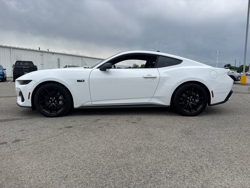Used 2025 Ford Mustang GT RWD image 3