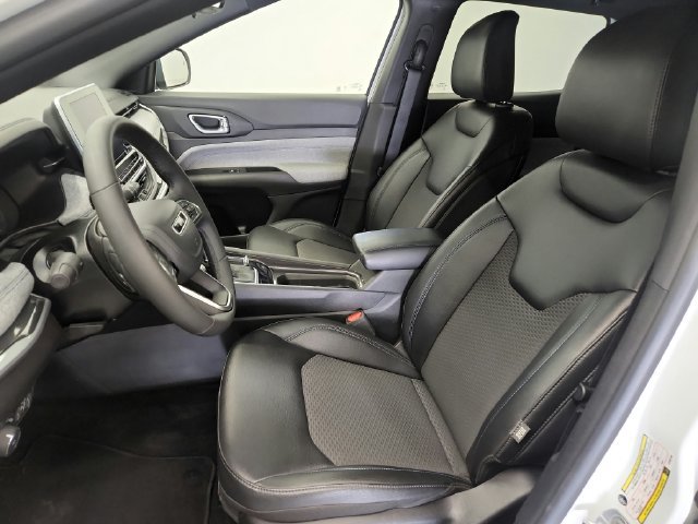 Used 2025 Jeep Compass Latitude AWD/4WD image 14