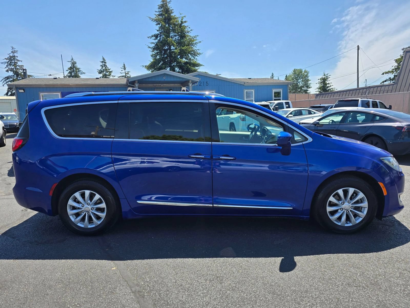 Used 2018 Chrysler Pacifica Touring-L FWD image 6