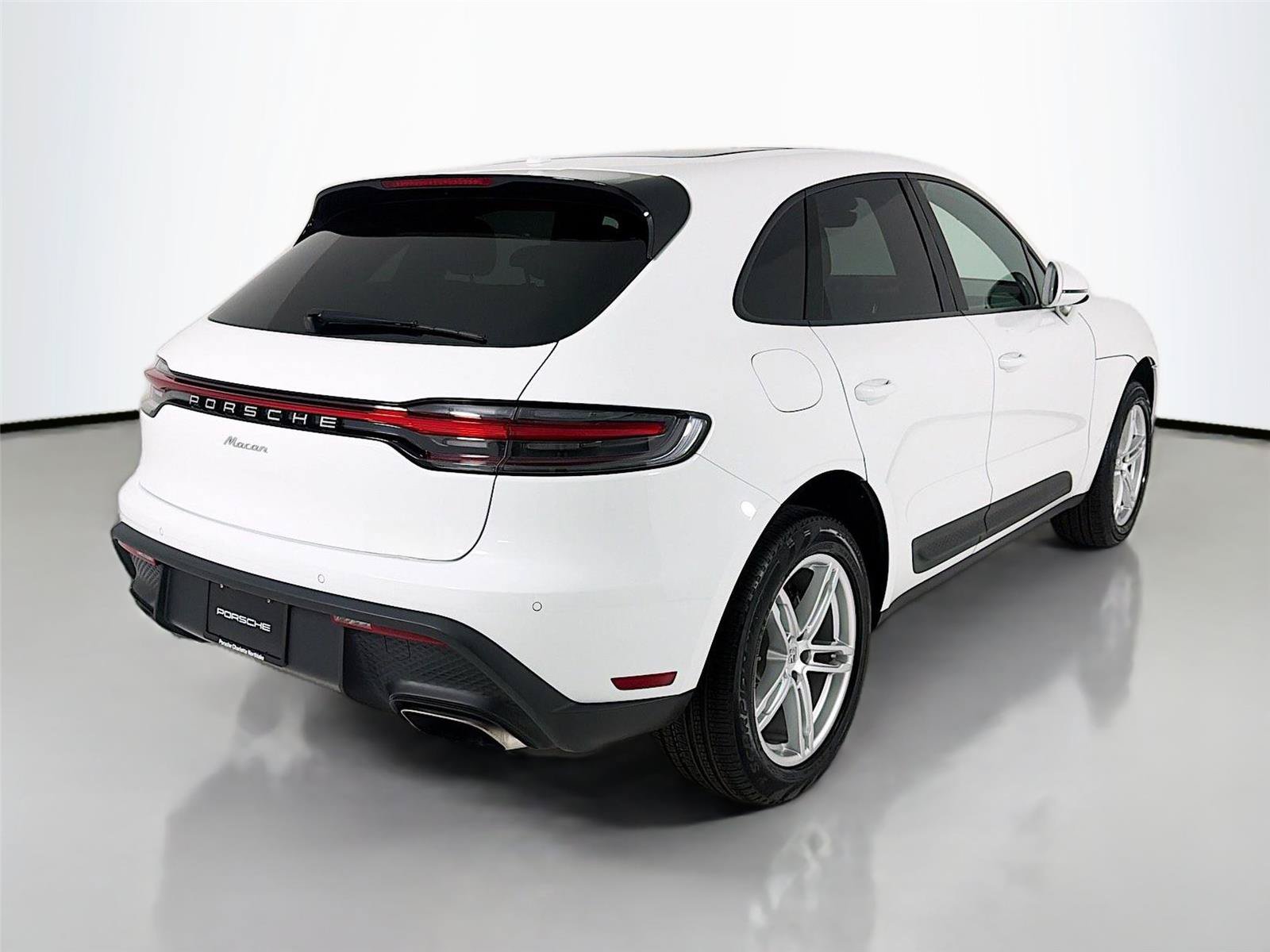 Certified 2022 Porsche Macan AWD/4WD image 26