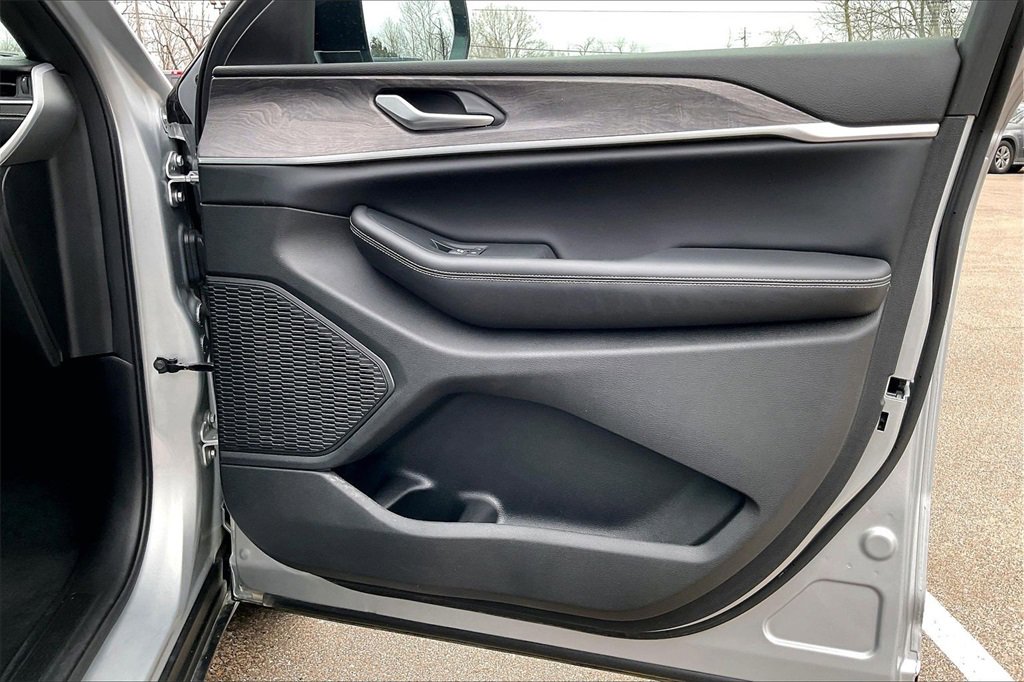 Used 2024 Jeep Grand Cherokee L Limited image 24