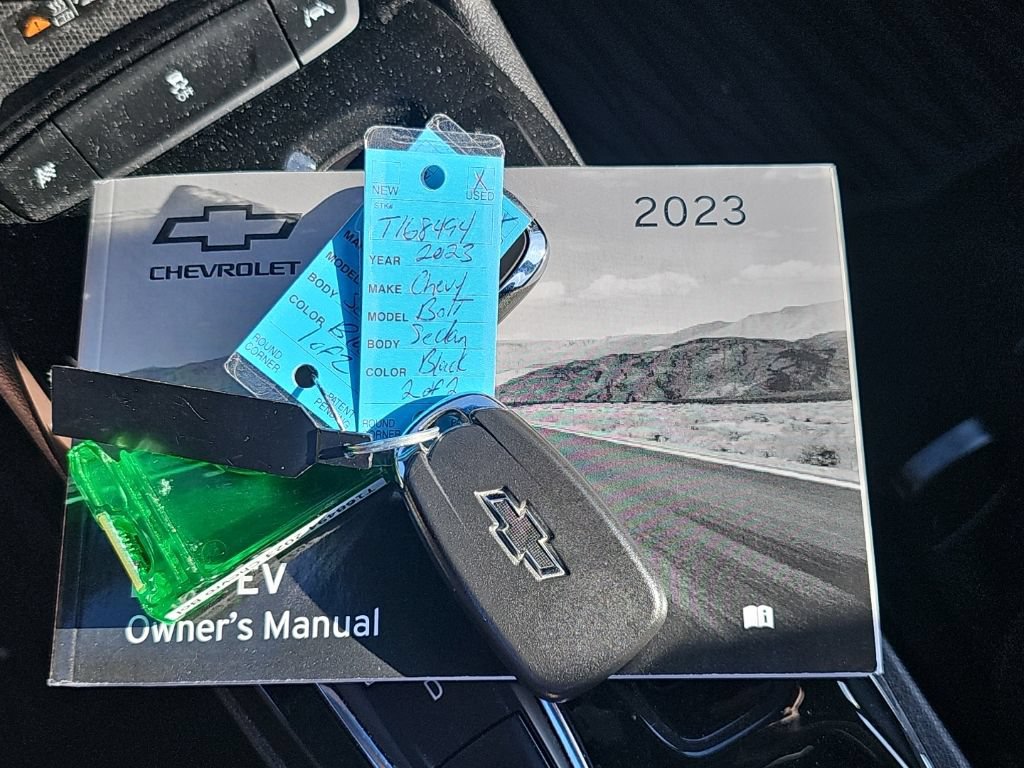 Used 2023 Chevrolet Bolt LT w/ Infotainment Package FWD image 5