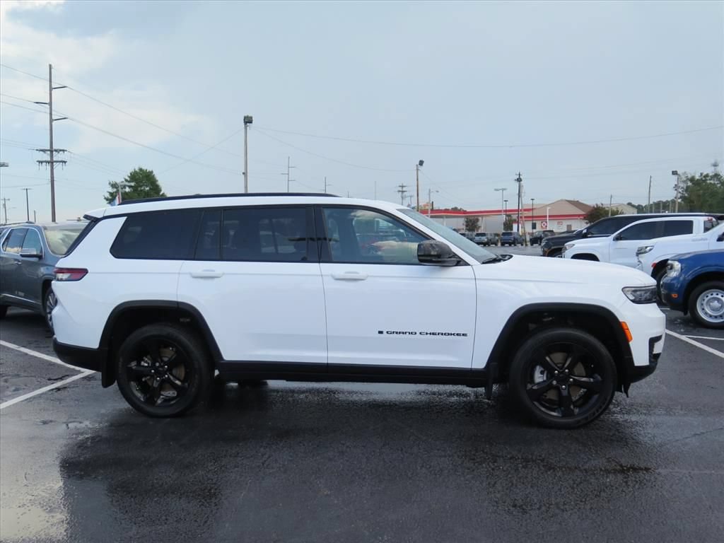 Used 2024 Jeep Grand Cherokee L Altitude RWD image 2