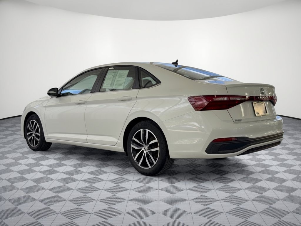 Used 2026 Volkswagen Jetta SE FWD image 3