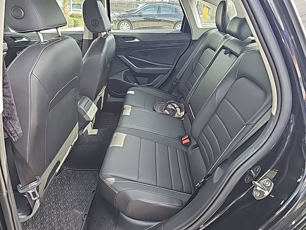 Used 2023 Volkswagen Jetta SE w/ Panoramic Sunroof Package image 9