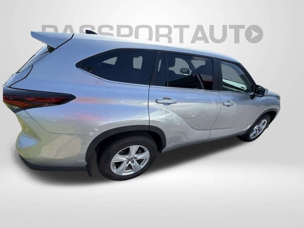 Used 2024 Toyota Highlander LE AWD/4WD image 9