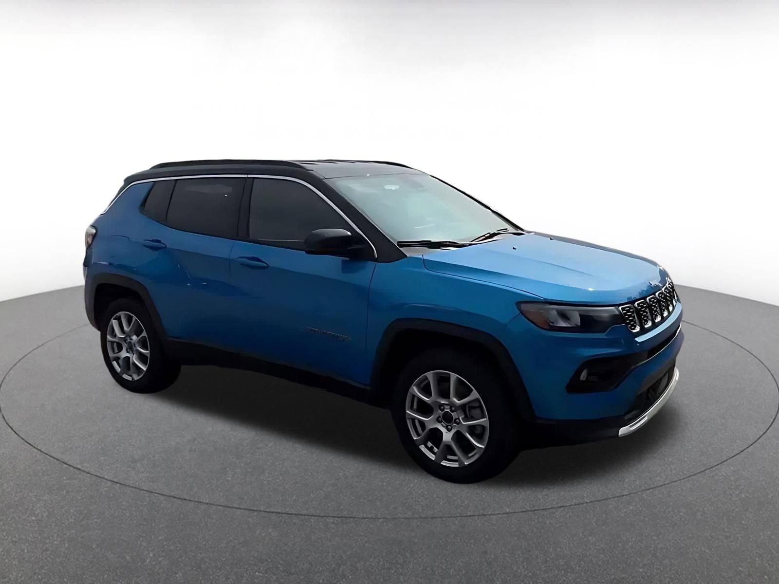 Used 2025 Jeep Compass Limited AWD/4WD image 2