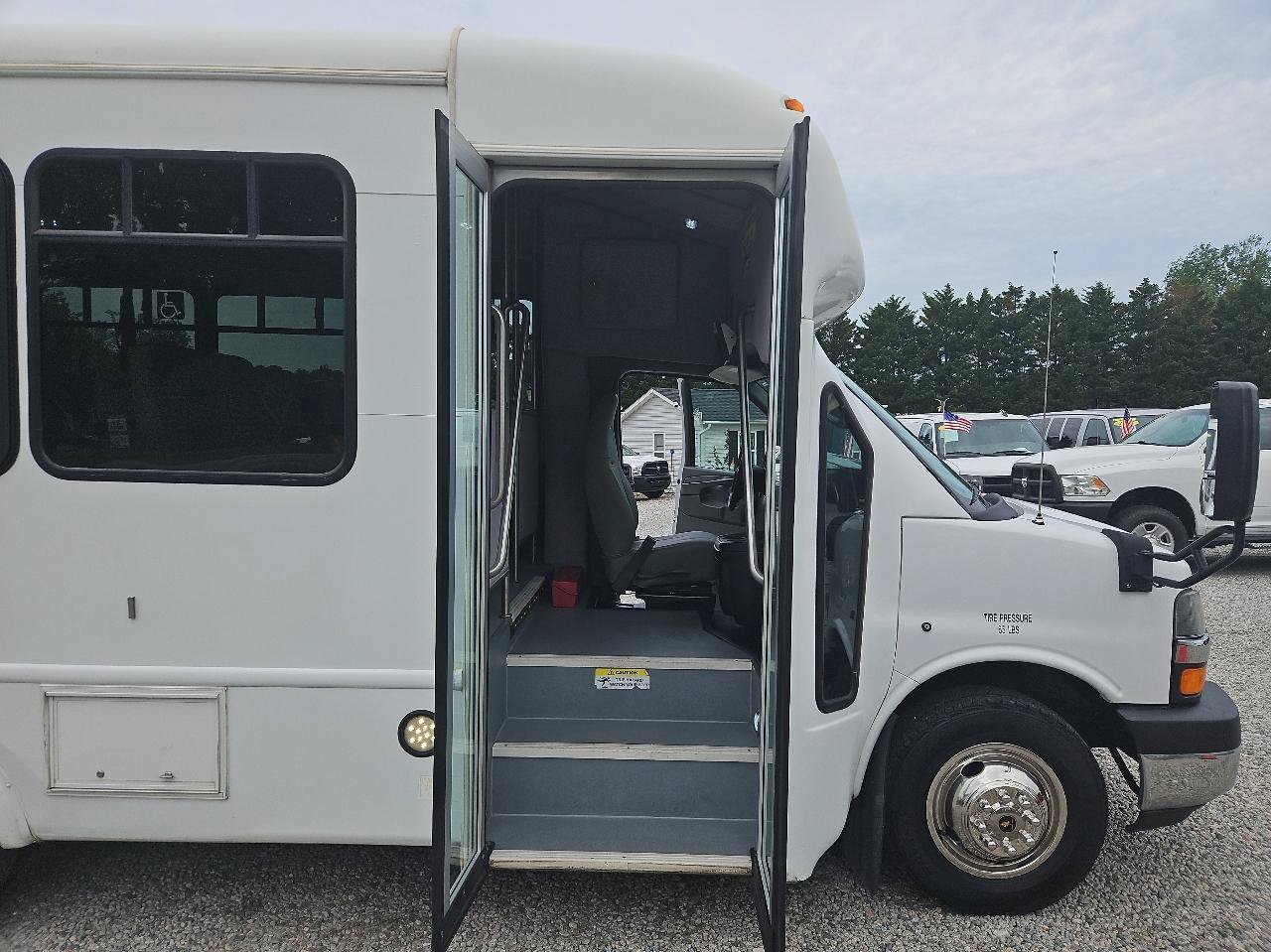 Used 2015 Chevrolet Express 3500 w/ Shuttle Bus Package RWD image 23