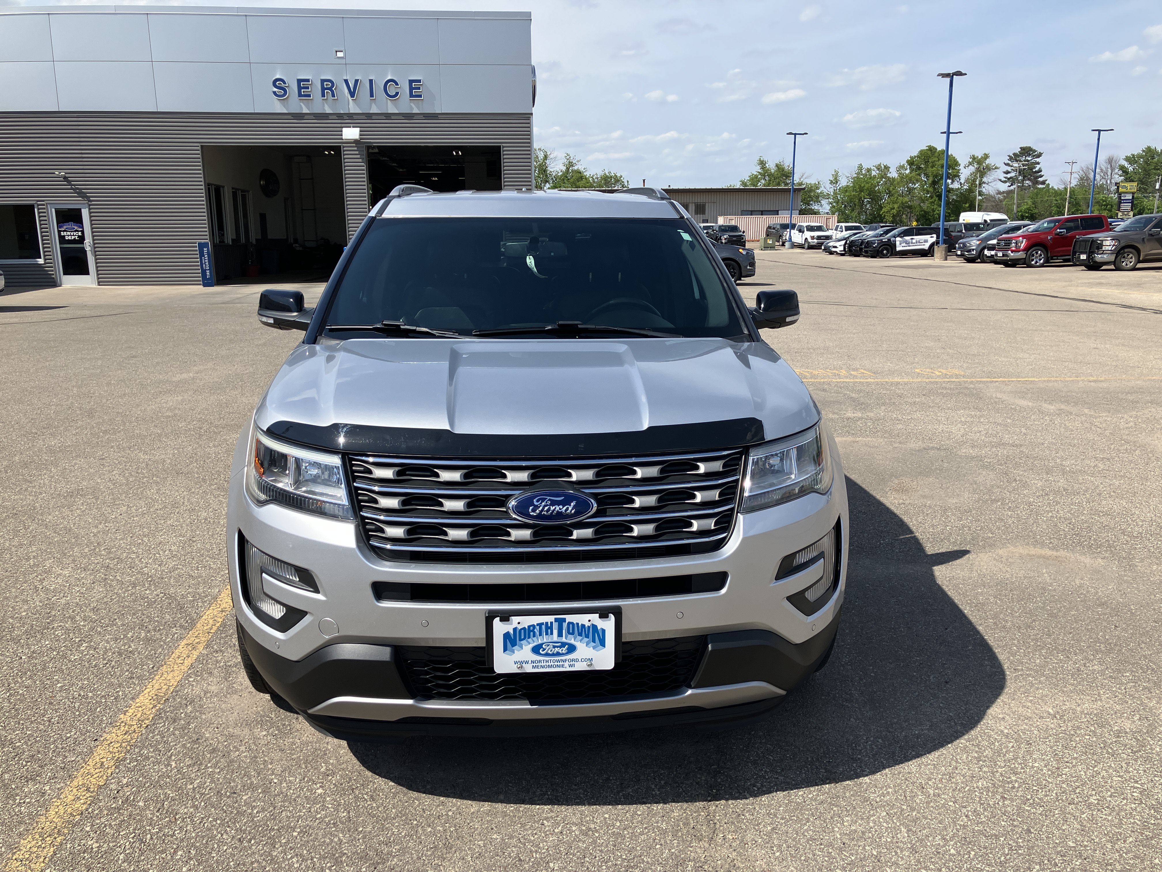Used 2017 Ford Explorer XLT w/ Equipment Group 202A AWD/4WD image 3