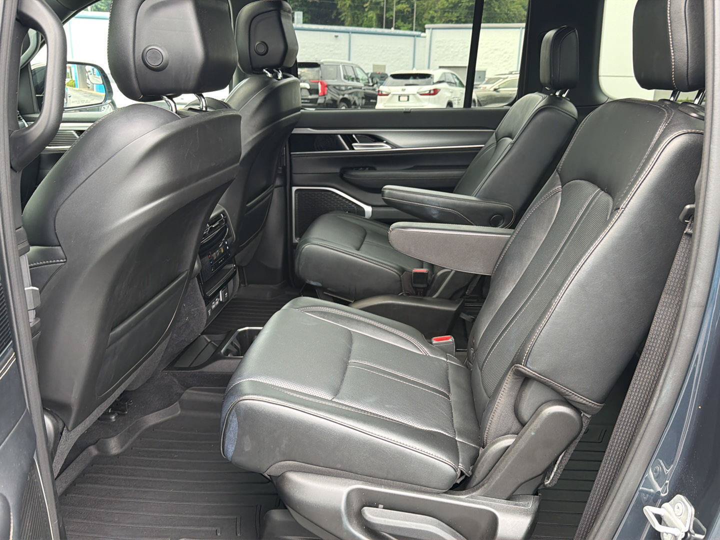 Used 2023 Jeep Wagoneer Series II w/ Convenience Group I AWD/4WD image 11