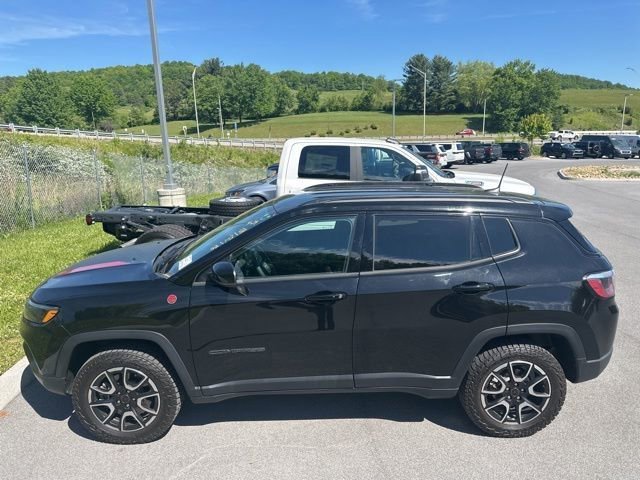Used 2025 Jeep Compass Trailhawk w/ Trailer Tow Group AWD/4WD image 32
