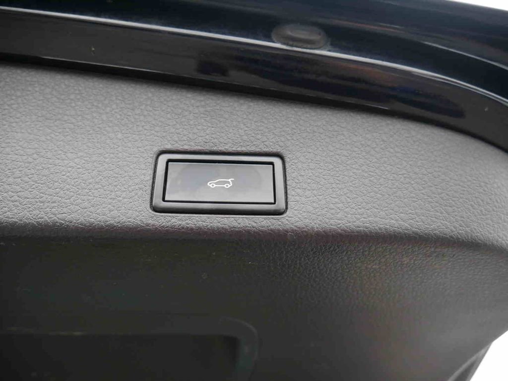 Used 2017 Volkswagen Touareg Sport image 9