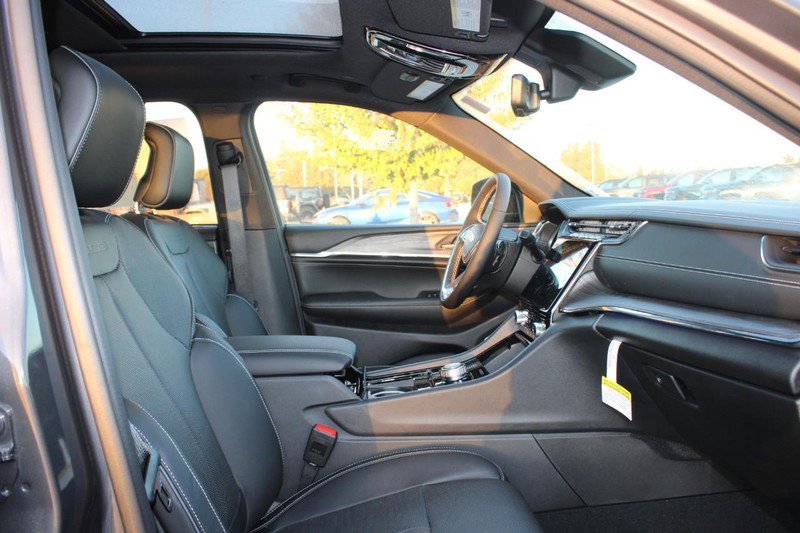 New 2023 Jeep Grand Cherokee Overland w/ Luxury Tech Group IV image 19