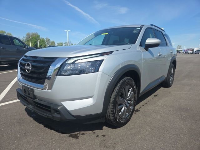 Used 2025 Nissan Pathfinder SV FWD image 2