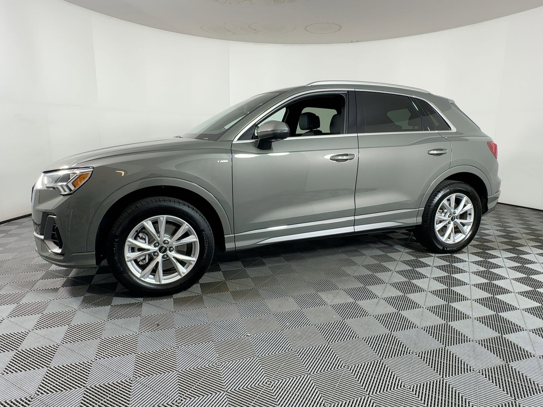 Certified 2025 Audi Q3 2.0T Premium Plus w/ Premium Plus Package image 17