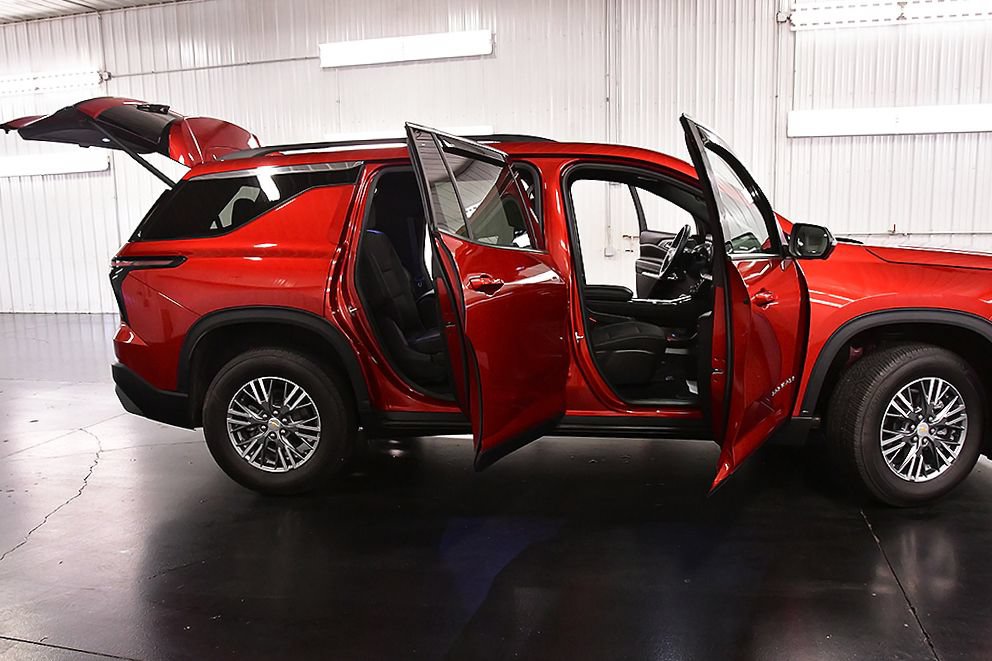 Used 2025 Chevrolet Traverse LT w/ Driver Confidence Package AWD/4WD image 30