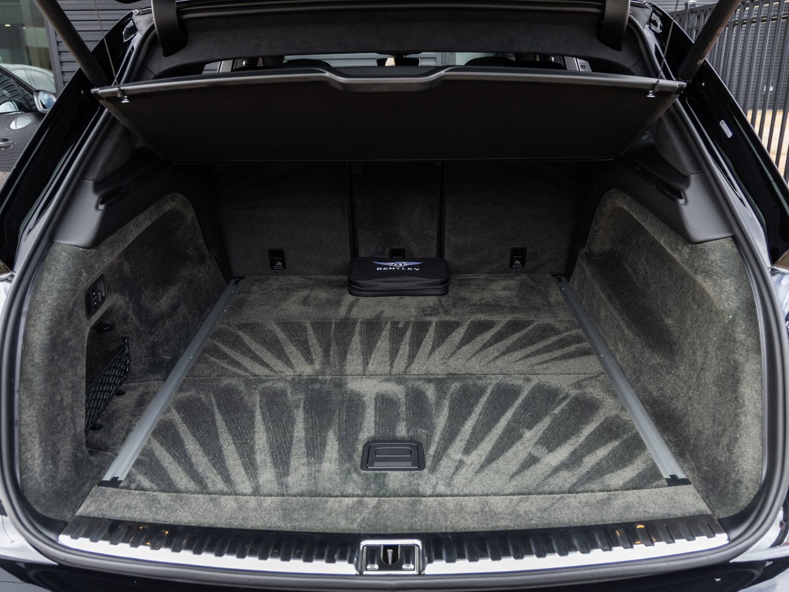 Used 2023 Bentley Bentayga AWD/4WD image 40