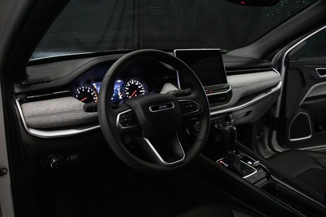 Used 2024 Jeep Compass Latitude image 23