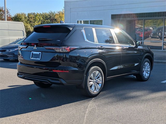 New 2025 Mitsubishi Outlander ES image 3