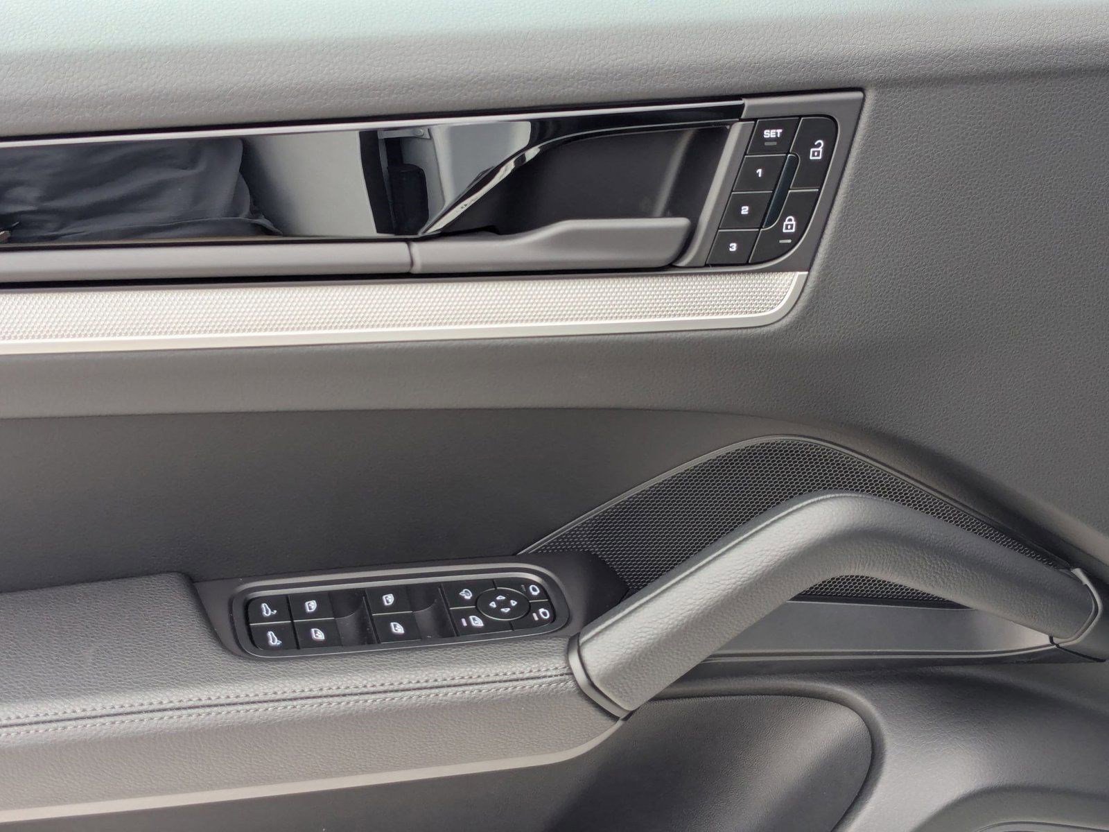 Certified 2025 Porsche Cayenne image 14