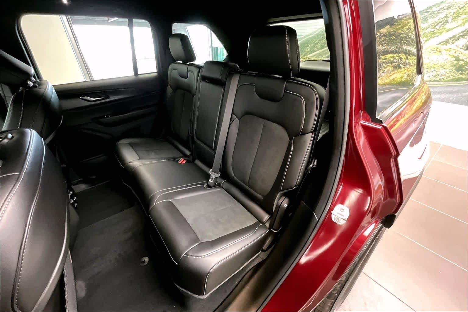 Used 2025 Jeep Grand Cherokee Altitude RWD image 20