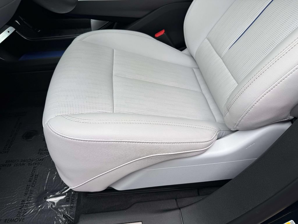 Used 2026 Cadillac Lyriq Luxury w/ LPO, Floor Liner Package AWD/4WD image 3