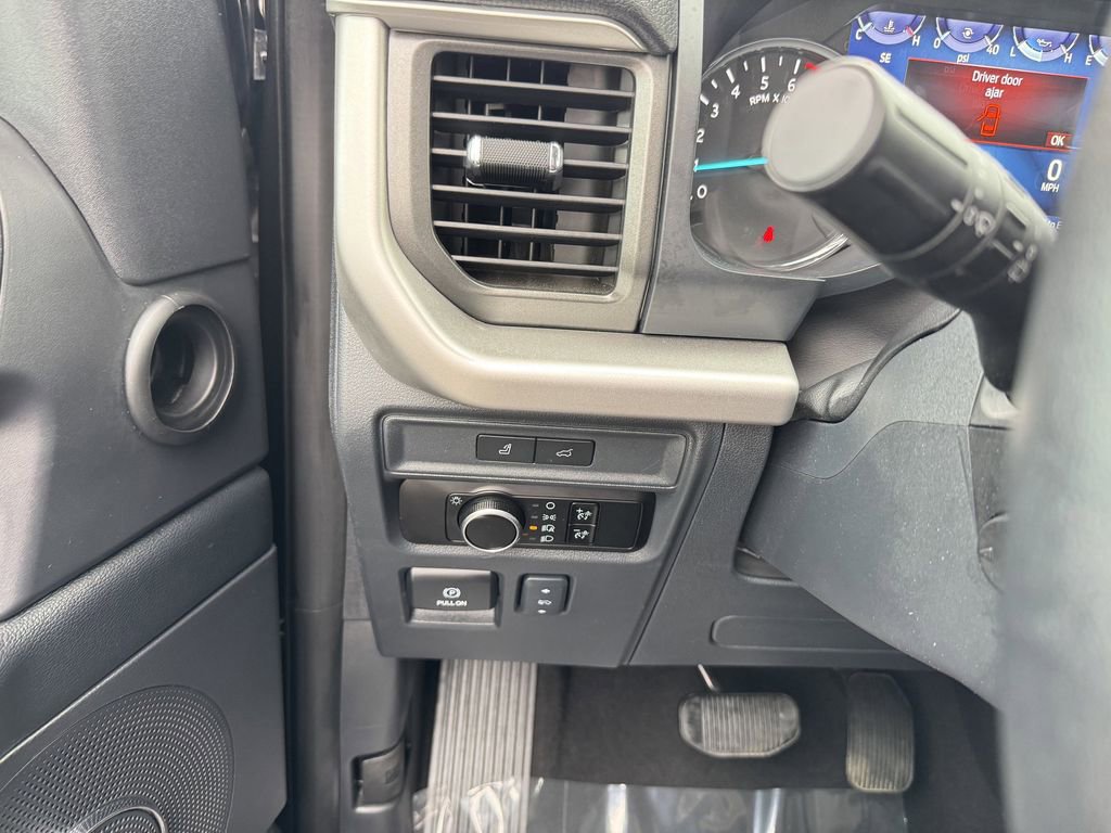 Used 2024 Ford Expedition Max XLT image 13