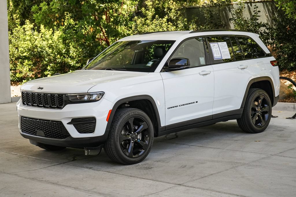 Used 2023 Jeep Grand Cherokee Altitude AWD/4WD image 3