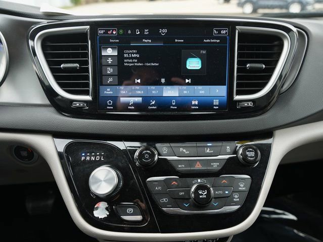 Used 2024 Chrysler Pacifica Touring-L image 16