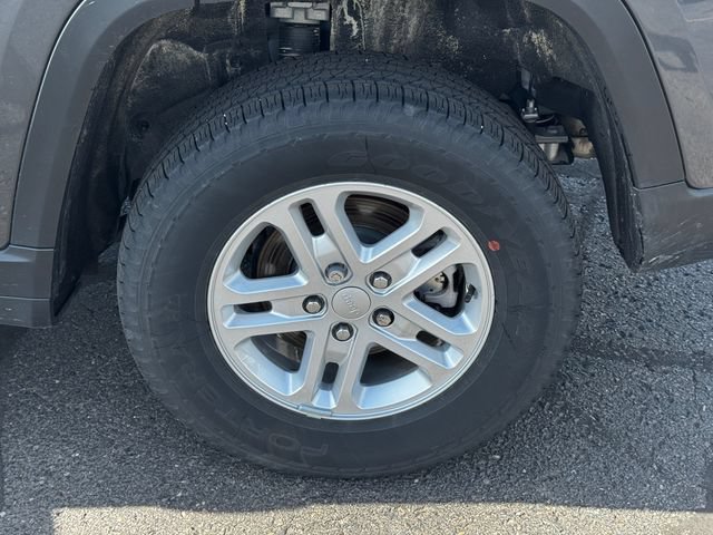Certified 2024 Jeep Grand Cherokee Laredo w/ Luxury Tech Group I AWD/4WD image 11