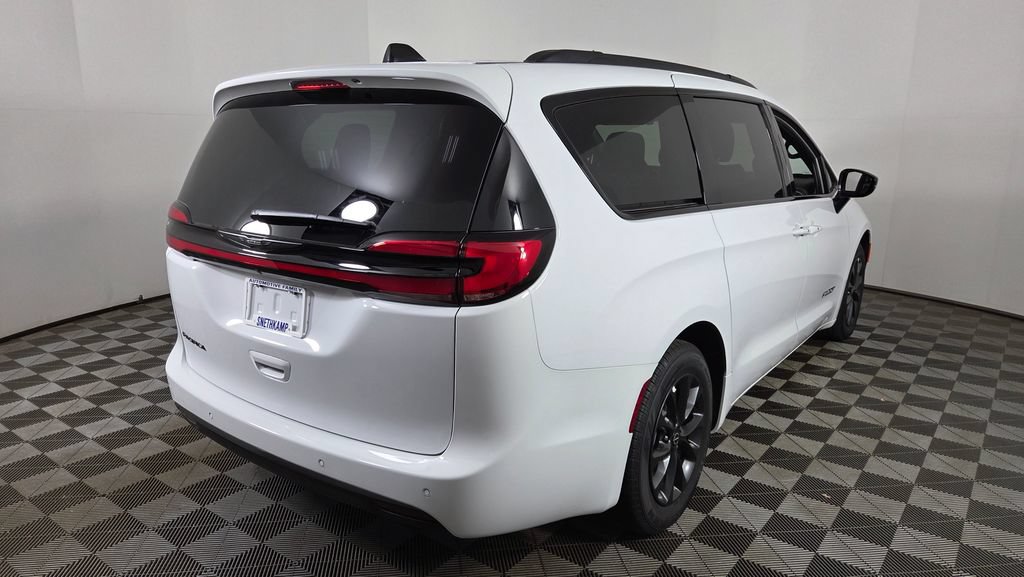 New 2025 Chrysler Pacifica Select w/ Fav Edition Package FWD image 7