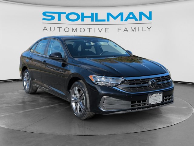 Certified 2023 Volkswagen Jetta SE w/ Panoramic Sunroof Package FWD image 3