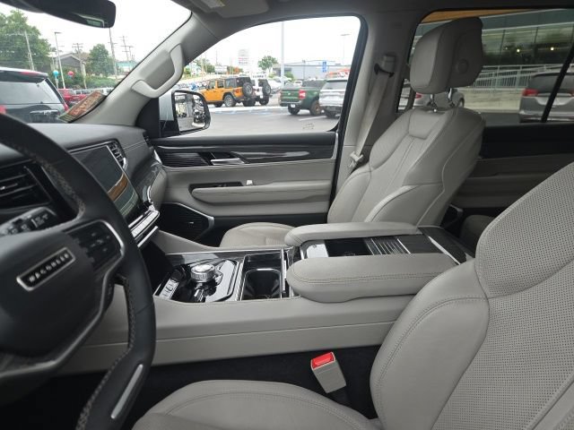 Used 2022 Jeep Wagoneer Series II AWD/4WD image 13