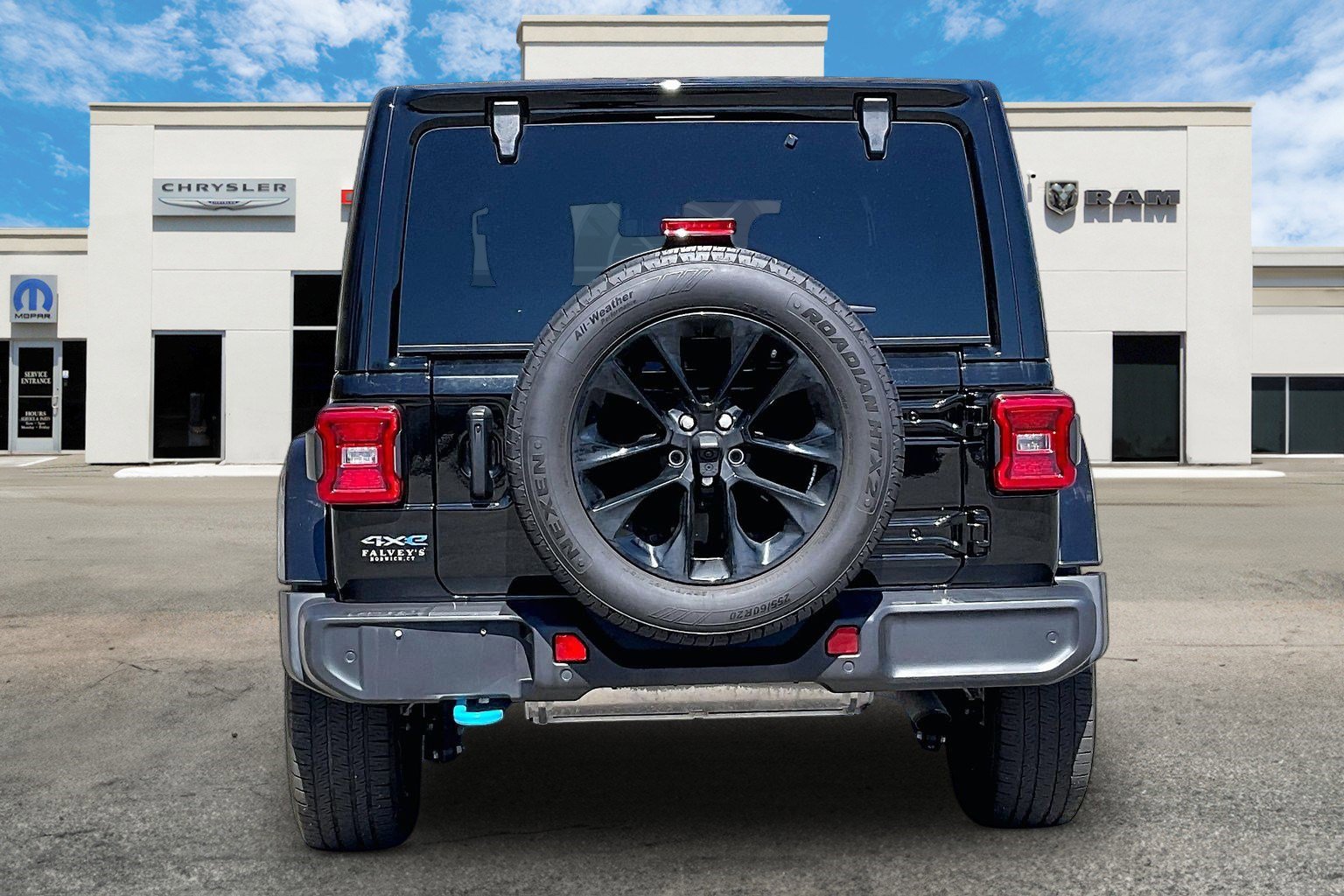 Used 2024 Jeep Wrangler Sahara w/ Technology Group image 4