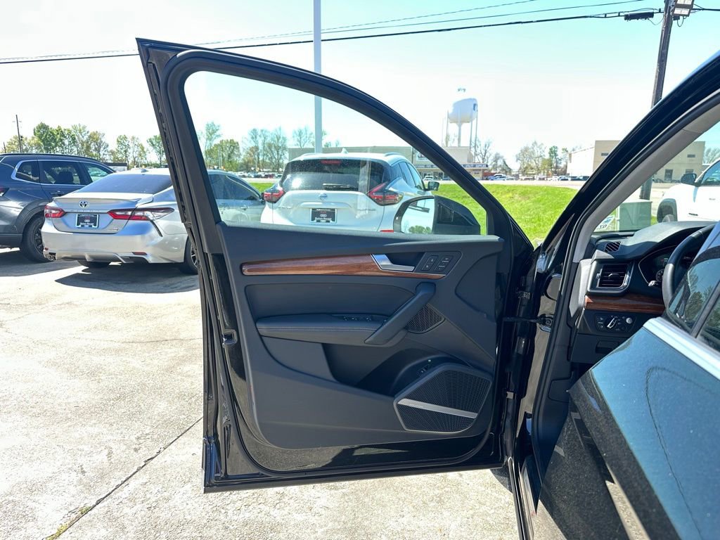 Used 2023 Audi Q5 2.0T Prestige w/ Prestige Package image 9