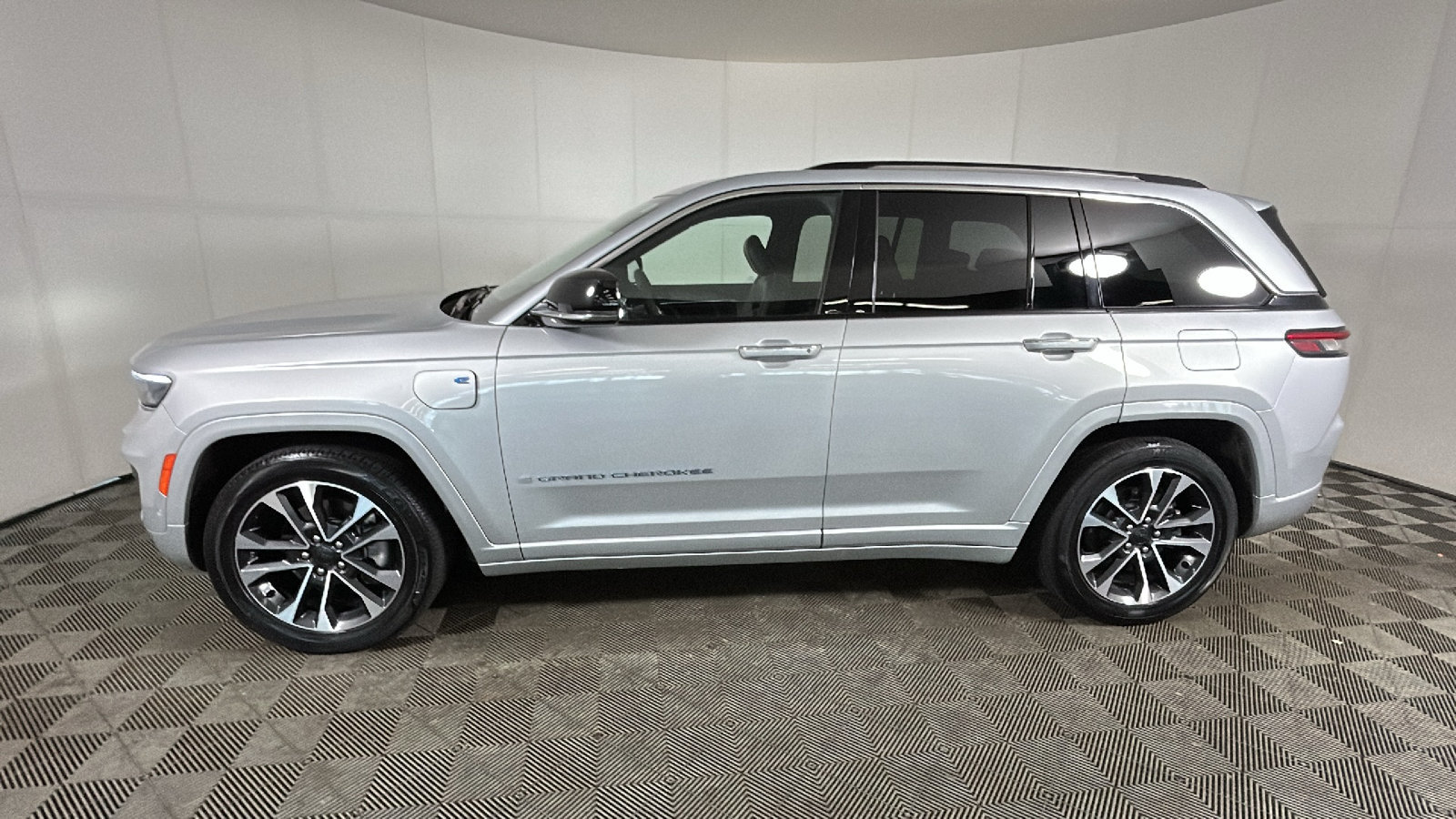 Used 2023 Jeep Grand Cherokee Overland AWD/4WD image 6
