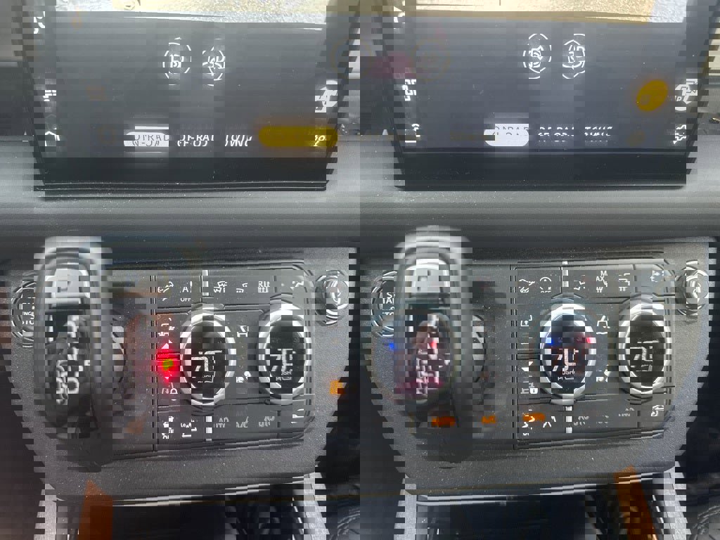 Used 2024 Land Rover Defender 110 SE image 6