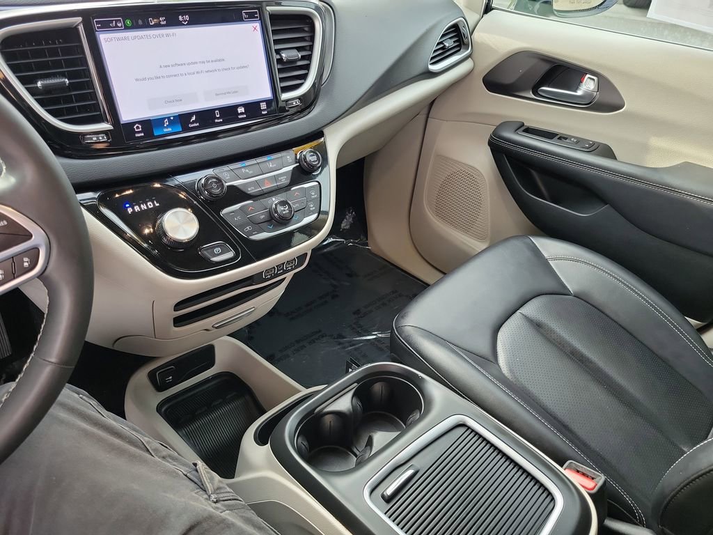 Certified 2024 Chrysler Pacifica Touring-L image 14