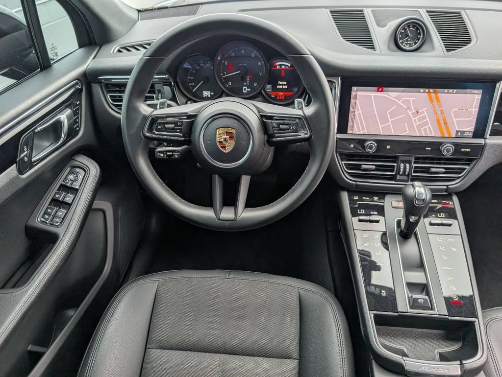 Certified 2025 Porsche Macan AWD/4WD image 19
