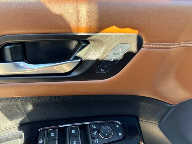 Used 2025 Nissan Pathfinder Platinum AWD/4WD image 16